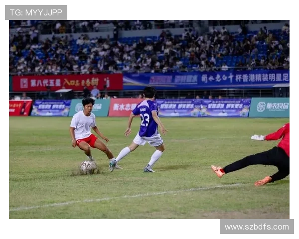 力气最大的足球明星揭秘：他们如何在赛场上展现超凡力量与技巧